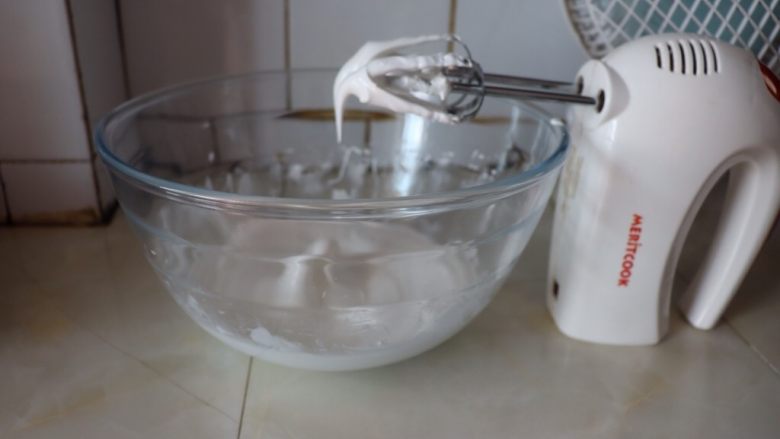 自制奶油,锅中取出，打蛋器打至完全十分发^o^