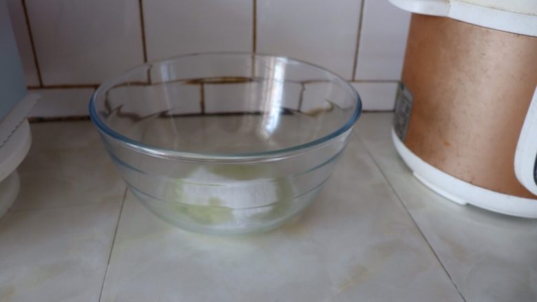 自制奶油,蛋清里加入50克细砂糖^o^