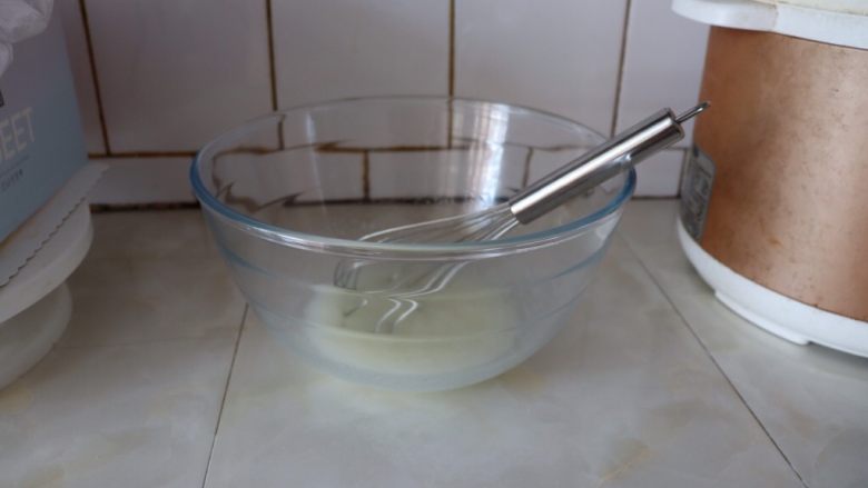 自制奶油,把蛋清，细砂糖搅拌均匀^o^