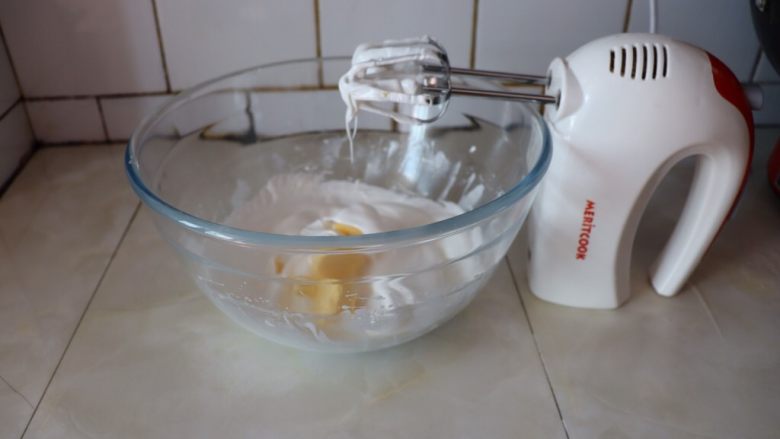 自制奶油,多次加入黄油，打发黄油蛋白^o^