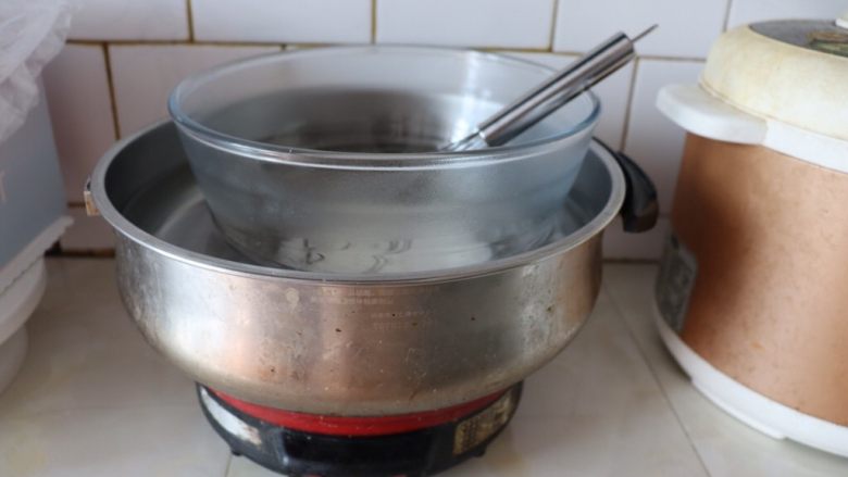 自制奶油,放在60°C温水锅中，继续搅拌，直至细砂糖完全融化^o^