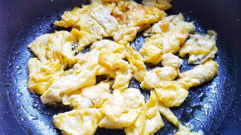 鸡蛋炒河粉,<a style='color:red;display:inline-block;' href='/shicai/ 9'>鸡蛋</a>煎熟,