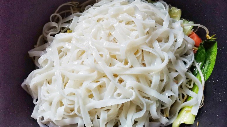 鸡蛋炒河粉,加入河粉,