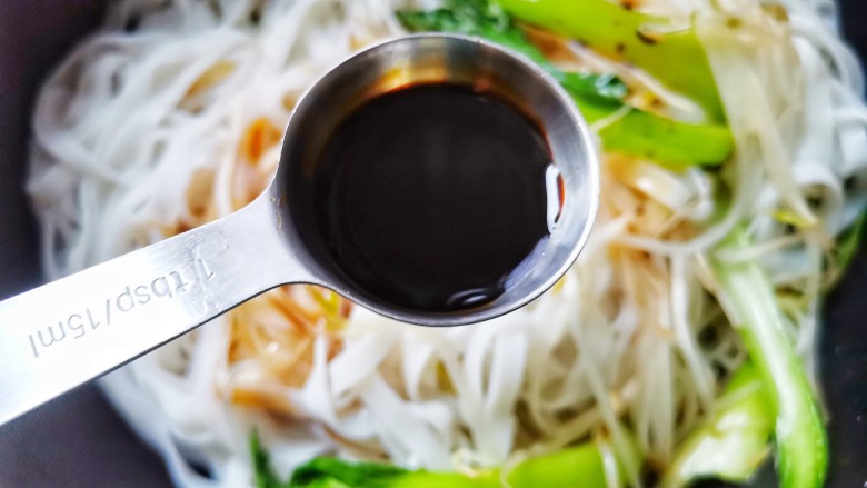 鸡蛋炒河粉,半勺老抽,