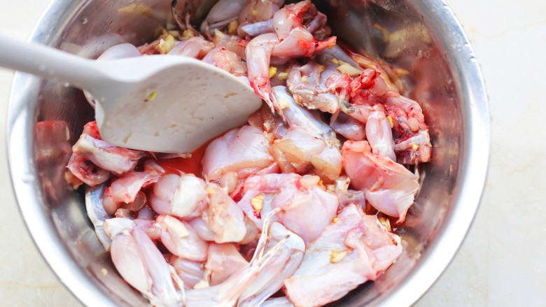 红烧牛蛙,牛蛙加一勺料酒,一勺生抽,一勺生粉,一小勺盐拌匀腌制30分钟。