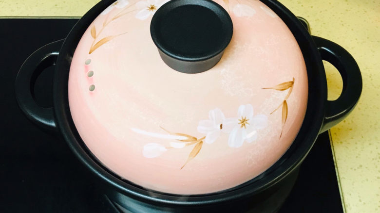 金针菇日本豆腐,盖上锅盖,慢火煲