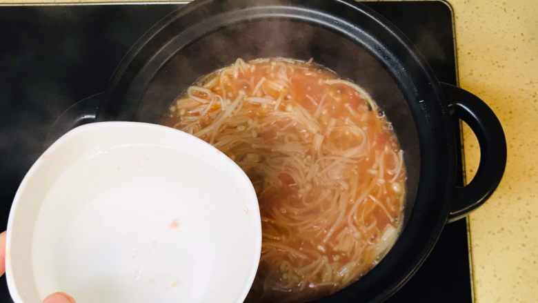 金针菇日本豆腐,翻炒均匀,加一碗清水