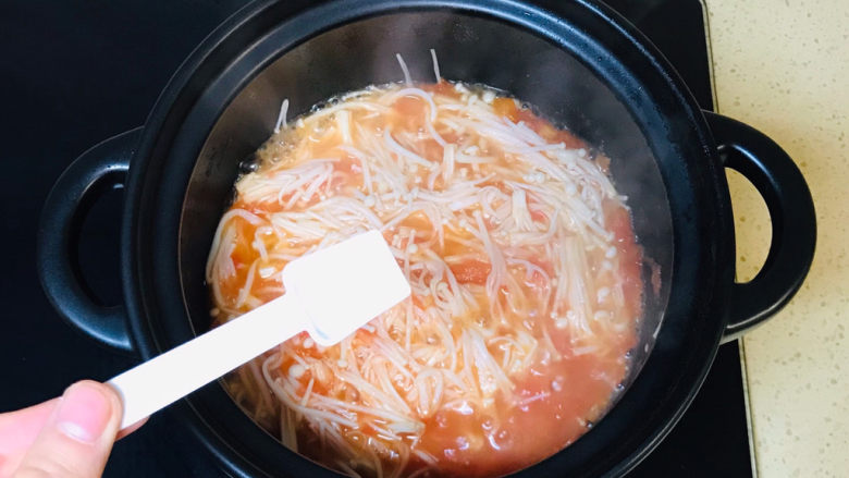 金针菇日本豆腐,翻炒均匀后,撒入盐调味