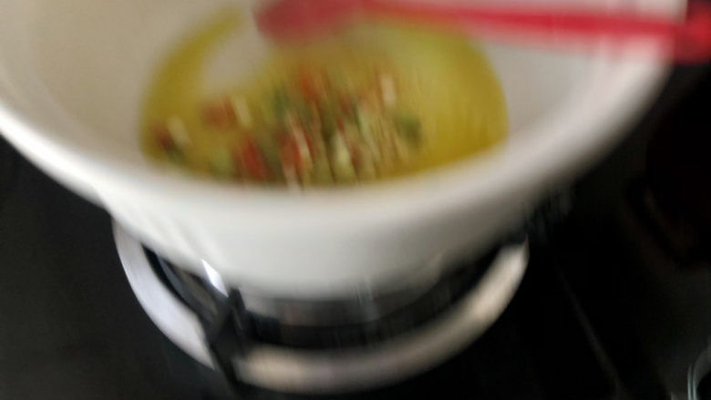砂锅米线➕雪菜鸭血砂锅米线,砂锅小火加热,加适量食用油,下姜末葱白小米辣煸香,照片拍糊了