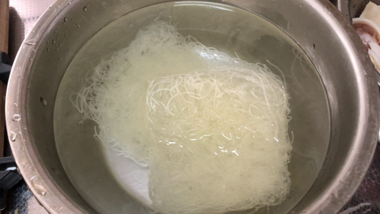 砂锅米线➕雪菜鸭血砂锅米线,干米线冷水泡发一晚,也可以用开水泡20分钟