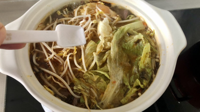 砂锅米线➕雪菜鸭血砂锅米线,尝下咸淡,根据个人口味补充少许食盐