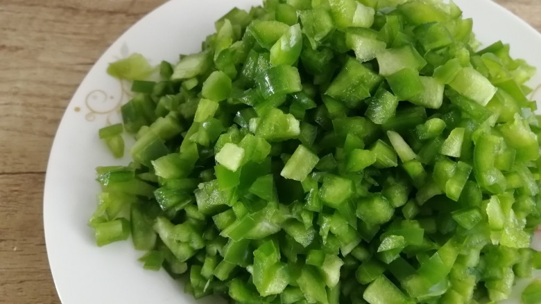 青椒肉包,去蒂去籽去筋,切粒。