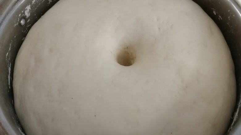 青椒肉包,面团发酵两倍大,中孔不回缩。