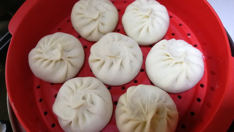 青椒肉包,全部包好,饧发15分钟,文火蒸13分钟。