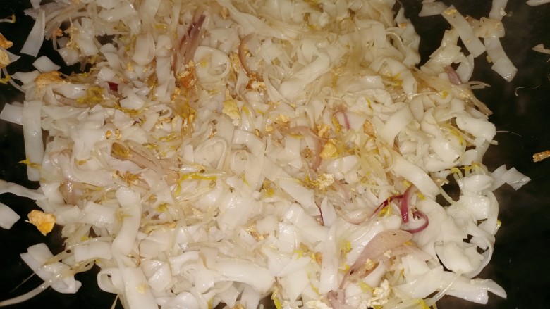 鸡蛋炒河粉,大火快速翻炒
