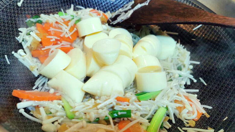 金针菇日本豆腐,日本豆腐下锅,它很嫩要小心