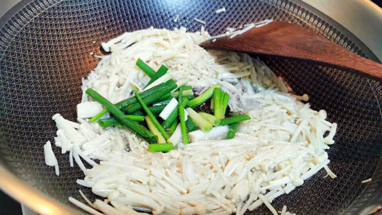 金针菇日本豆腐,拨开中心,放少许油,爆香<a style='color:red;display:inline-block;' href='/shicai/ 3250'>葱</a>段