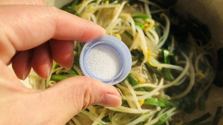 炒合菜,根据自己口味加入适量食盐,大火快速翻炒均匀。