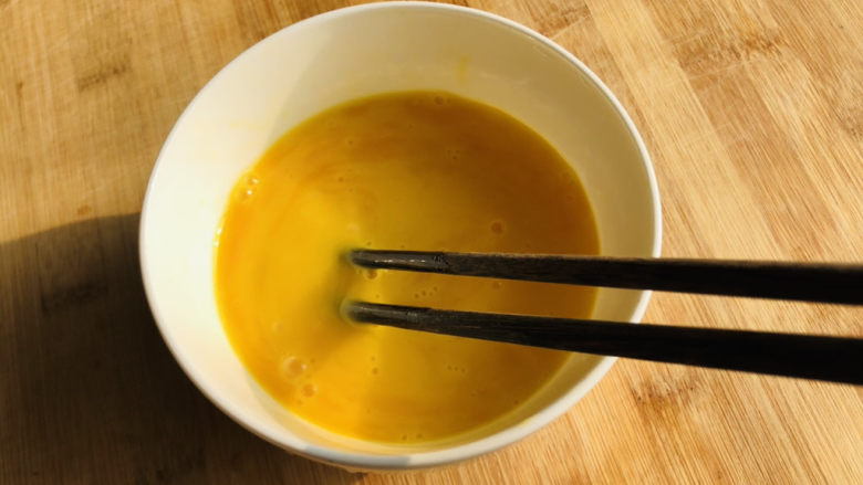 炒合菜,准备2个<a style='color:red;display:inline-block;' href='/shicai/ 9'>鸡蛋</a>,打散搅打均匀。