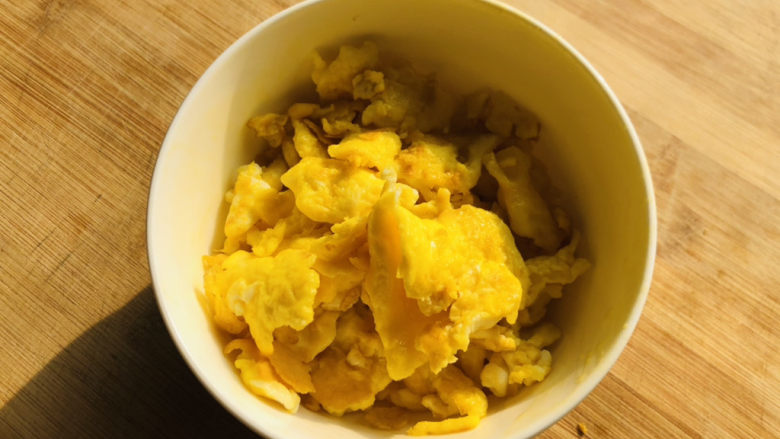 炒合菜,锅里倒入适量食用油,放入打散的鸡蛋炒成块状,然后盛出备用。