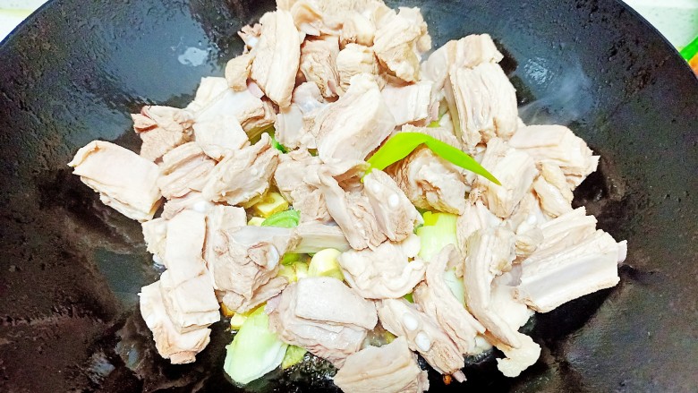 红焖羊排,倒入羊排