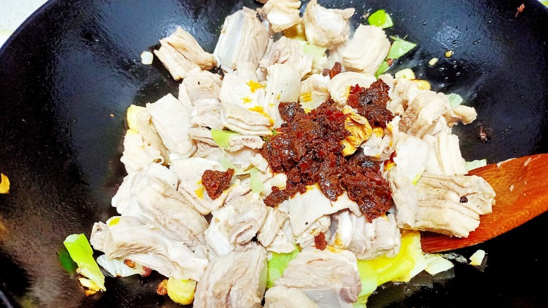 红焖羊排,炒干水分放入红焖羊肉料