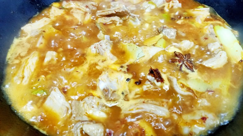 红焖羊排,倒入没过食材的开水