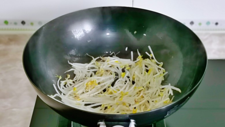 鸡蛋炒河粉,另起油锅,倒入豆芽翻炒。