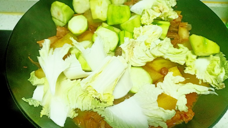 红焖羊排,倒入白菜和丝瓜