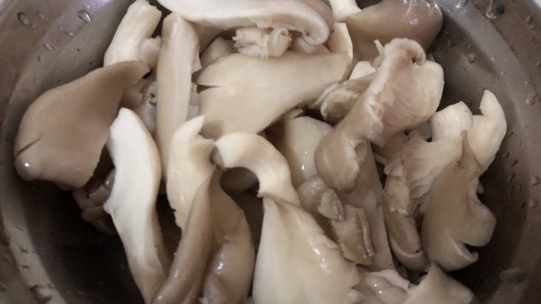 砂锅米线,平茹清洗干净,抓掉些水分撕小块