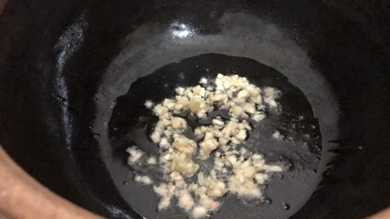 砂锅米线,砂锅里下油,油热下蒜蓉爆一下