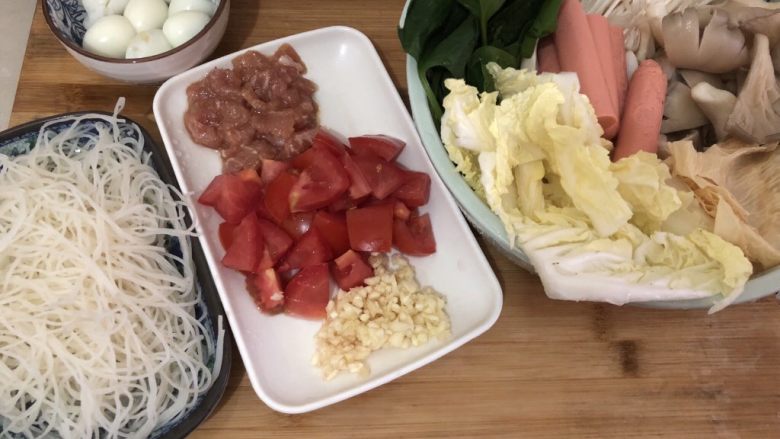 砂锅米线,全部准备就绪,准备开动,煮是很快的,就是准备材料费点时间,(看起来是不是类似火锅😁)