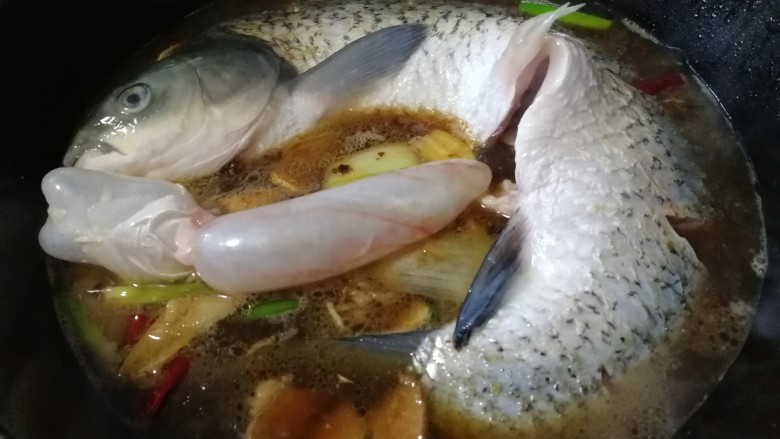 得莫利炖鱼,水开放入草根。(鱼鳔瓢比来了)大火烧开,炖5分钟。