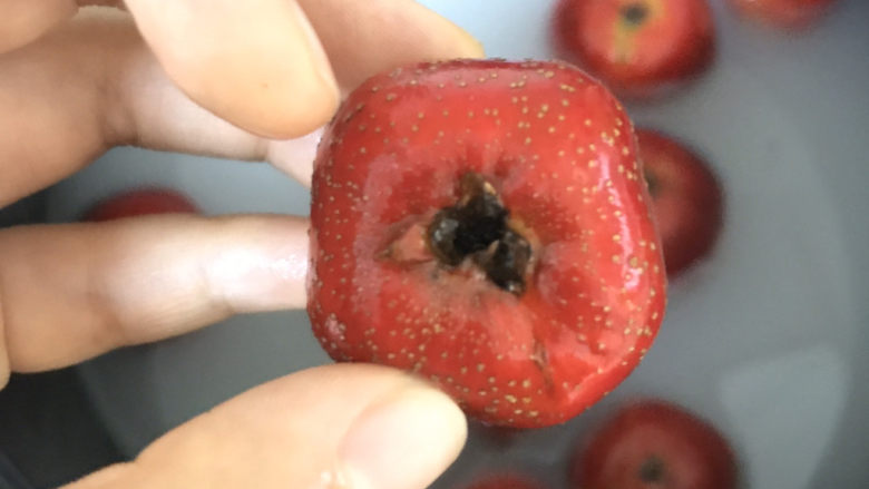 糖葫芦,山楂的屁股里有许多脏东西,刷干净表面和屁股