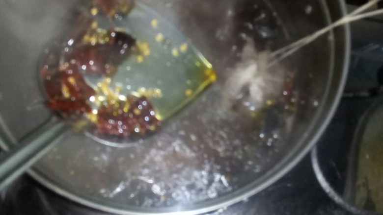 卤鸡翅尖,煮香料的水沸腾后,放入炒香的辣椒和花椒大火转小火煮。