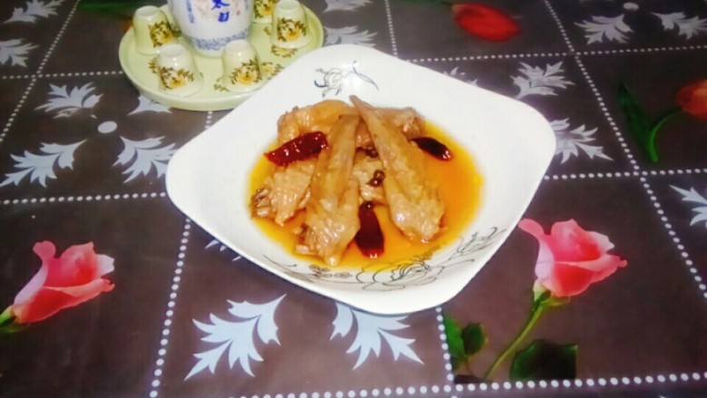 卤鸡翅尖,一盘卤菜,一杯小酒……