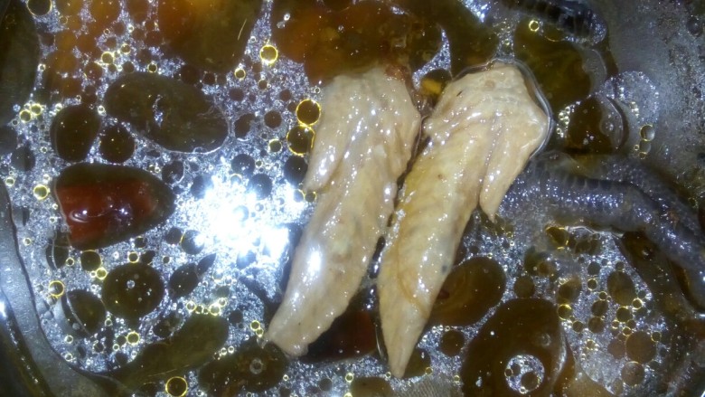 卤鸡翅尖,卤半小时关火,泡两小时。