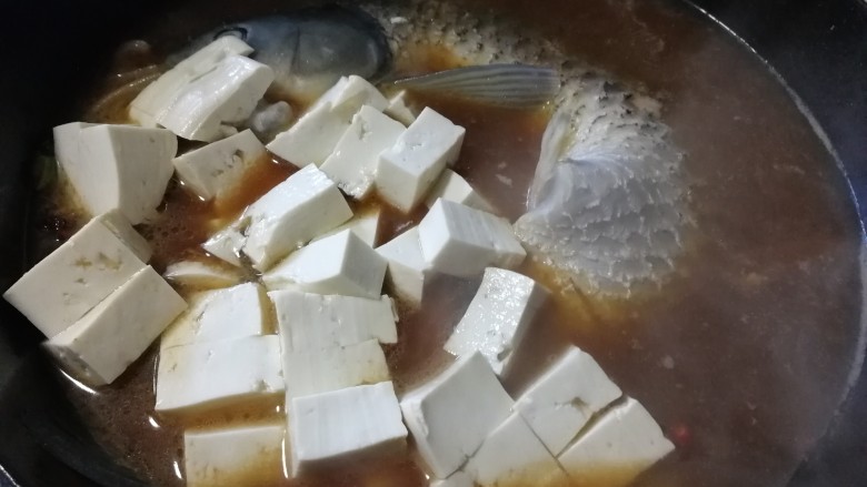 得莫利炖鱼,放入豆腐块,大火煮开。