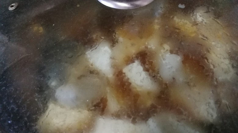 得莫利炖鱼,盖上盖子,中小火炖20分钟。(久炖鱼和豆腐会非常入味)