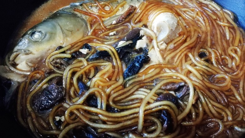 得莫利炖鱼,中小火炖10分钟。(粉条炖好就可以,留些汤汁)