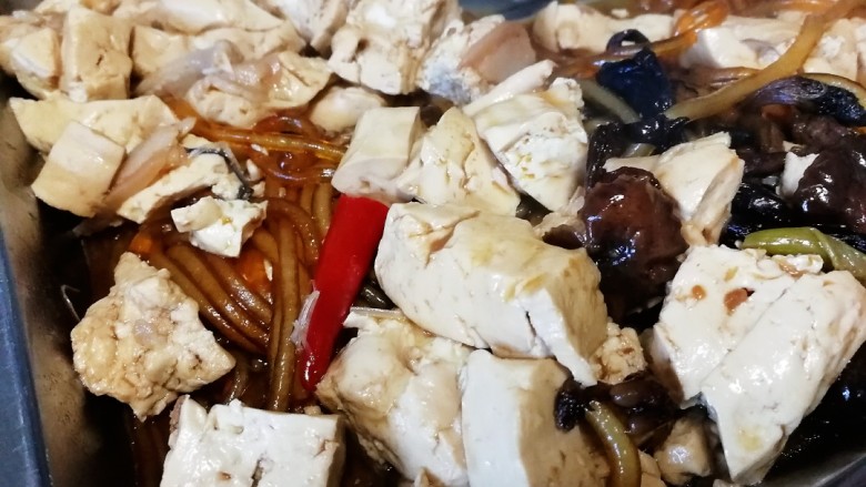 得莫利炖鱼,先把粉条,豆腐,榛蘑盛出。