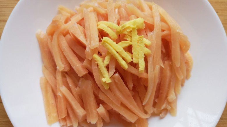 雪菜炒肉丝,<a style='color:red;display:inline-block;' href='/shicai/ 2800'>生姜</a>片切成丝,放入肉丝里面。