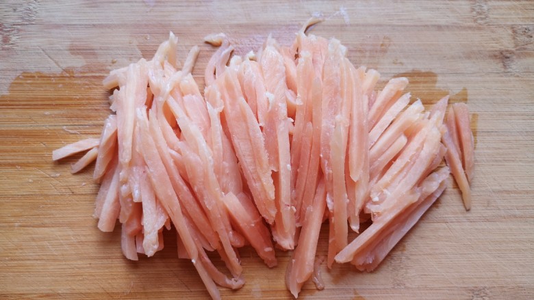 雪菜炒肉丝,<a style='color:red;display:inline-block;' href='/shicai/ 5885'>鸡脯肉</a>洗干净,冷冻一下切成丝。