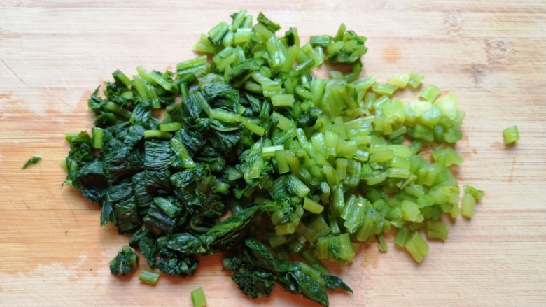 雪菜炒肉丝,<a style='color:red;display:inline-block;' href='/shicai/ 190'>雪菜</a>用水浸泡半个小时左右,挤干水分切碎。