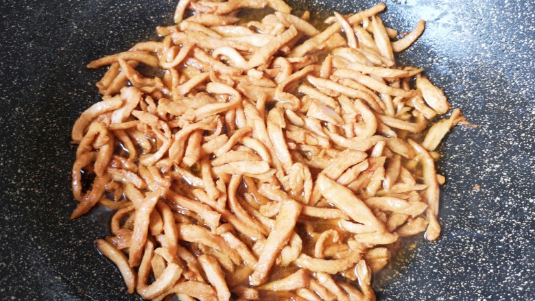 雪菜炒肉丝,炒锅内倒适量的食用油烧热,下入腌好的肉丝炒熟,盛出备用。