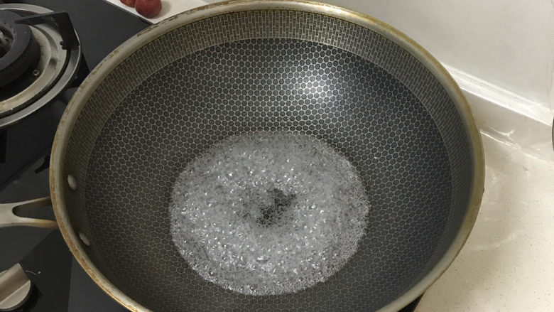 糖葫芦,您看,糖浆变得越来越浓稠了