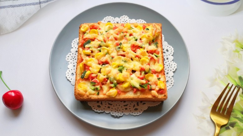 吐司培根披萨,表皮酥脆,馅料十足。
