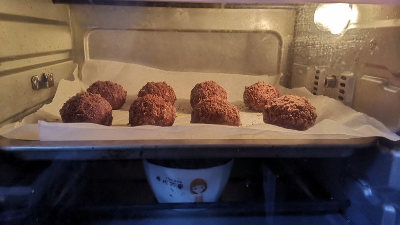 巧克力爆浆面包脏脏泥巴球,送入烤箱,开40度发酵30分钟,下面放一碗开水