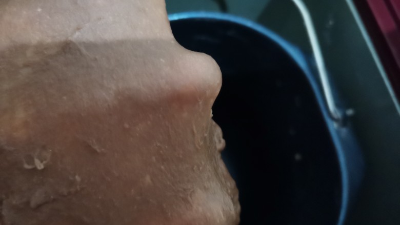 巧克力爆浆面包脏脏泥巴球,揉好后能拉出手套膜,再放入面包机启动发酵功能2小时