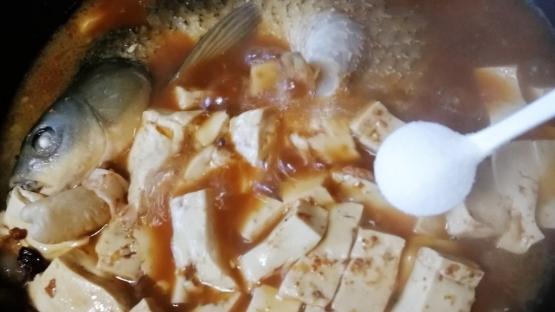得莫利炖鱼,加2小勺盐,中小火炖10分钟入味。